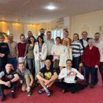 Учасники виїзного семінару з йоги у великому залі нашого комплексу. Комфортне розміщення великої групи під Києвом.